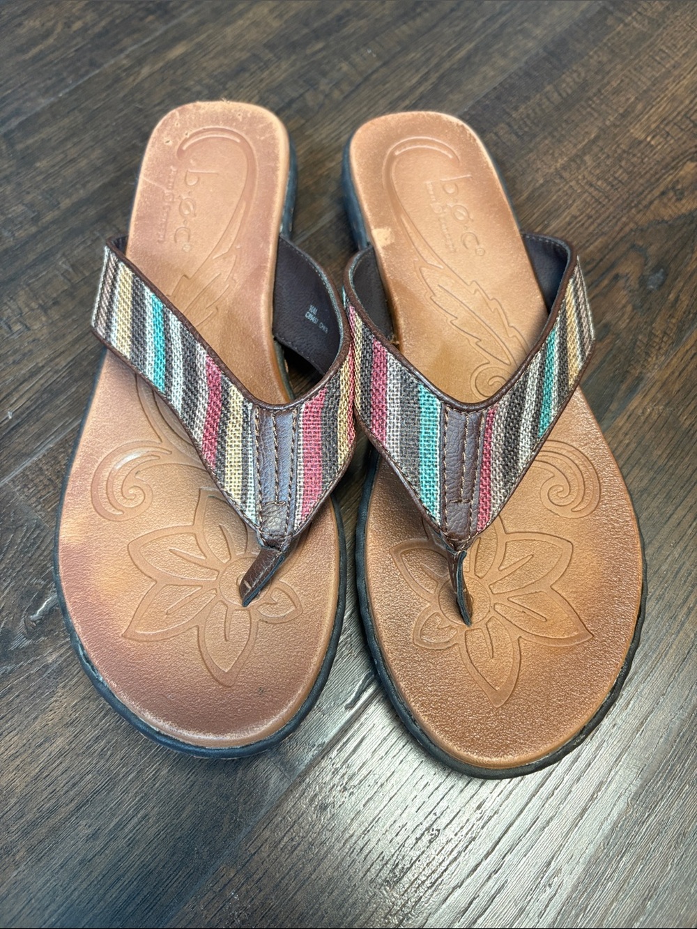 b.o.c. Brown Footbed Multicolor Striped Thong Sandals women’s size 10’